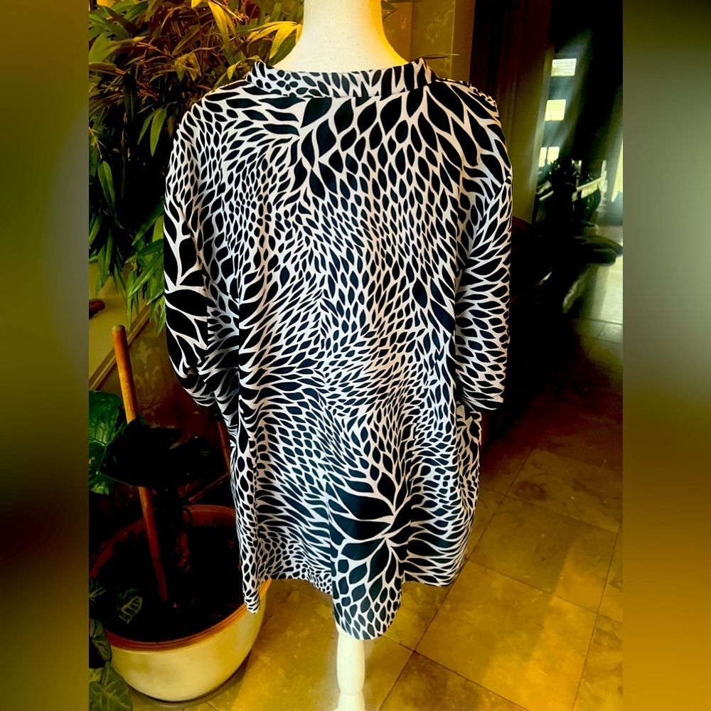 Maggie Barnes Black and Cream Abstract Print V-Neck Tunic - Picture 11 of 14